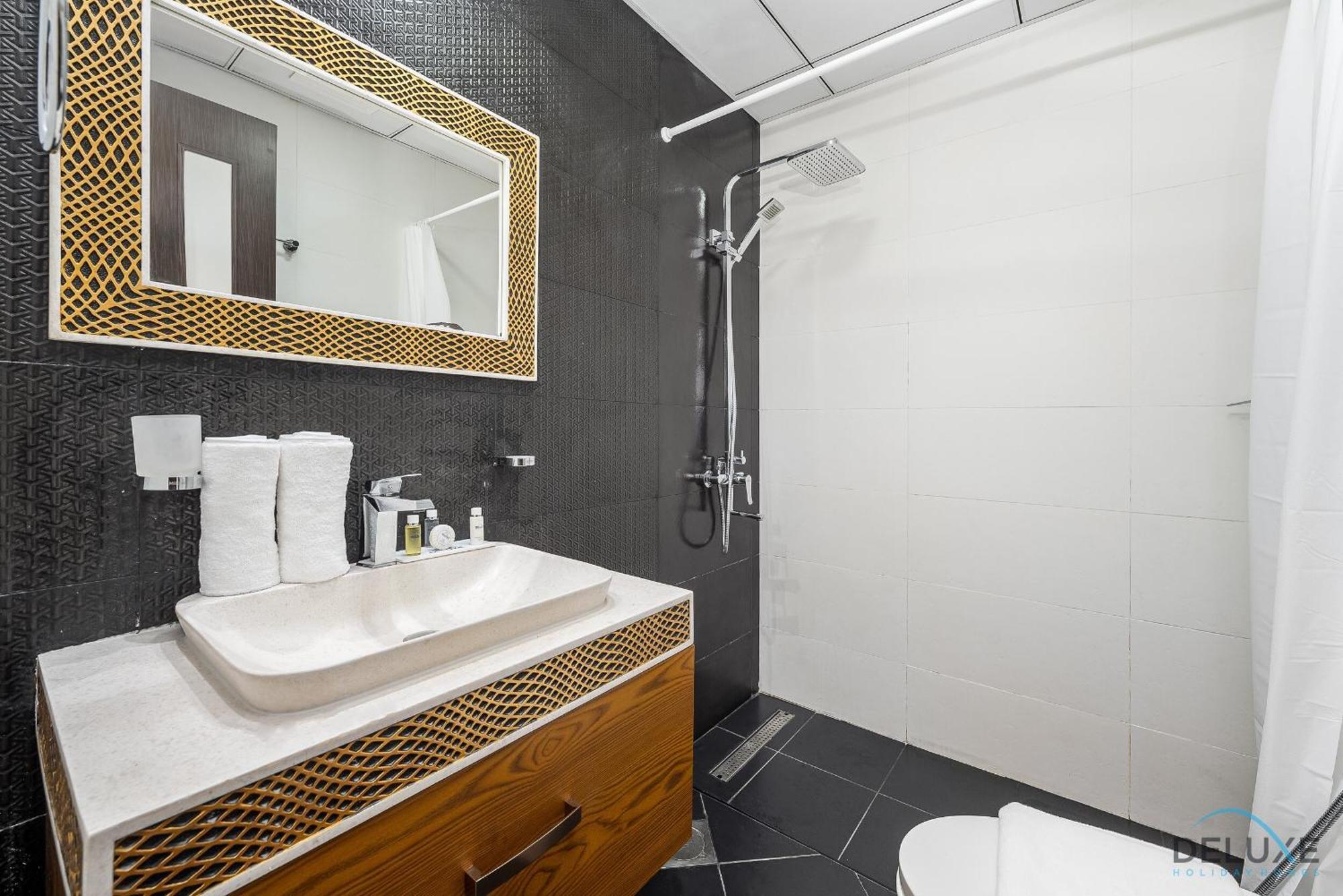 Rate Of The Week Modern Studio With Canal Views By Deluxe Holiday Homes Dubai Exterior photo